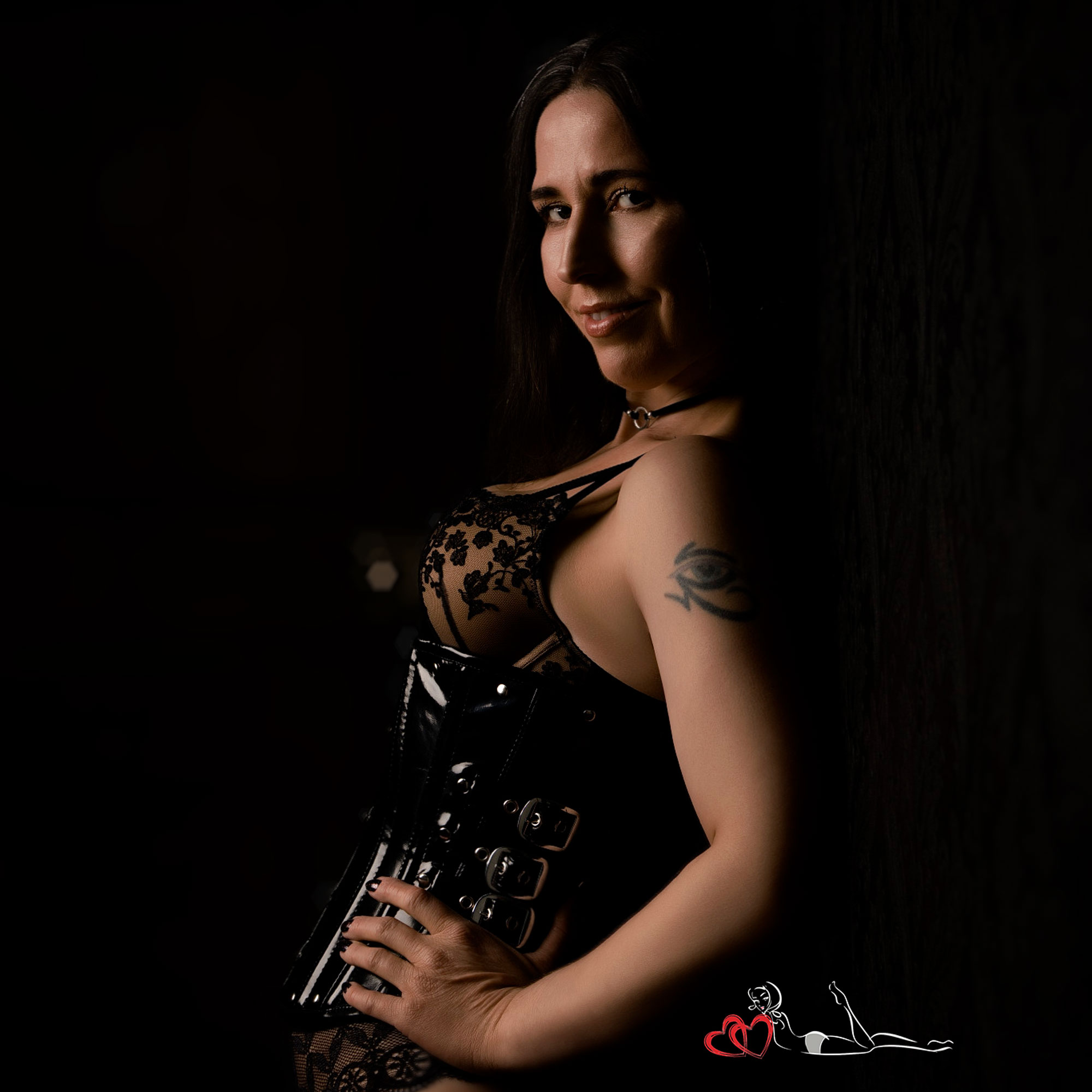 Male vs. Female Boudoir Photographer: Does Gender Matter for Safety?