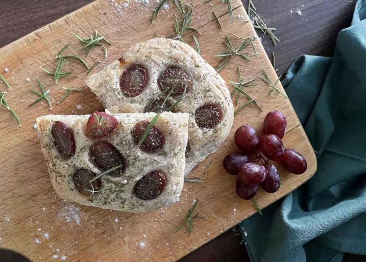 FOCACCIA MIT TRAUBEN UND ROSMARIN