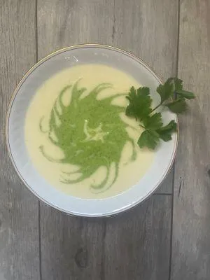 GRÜN-WEISSE PETERSILIENSUPPE