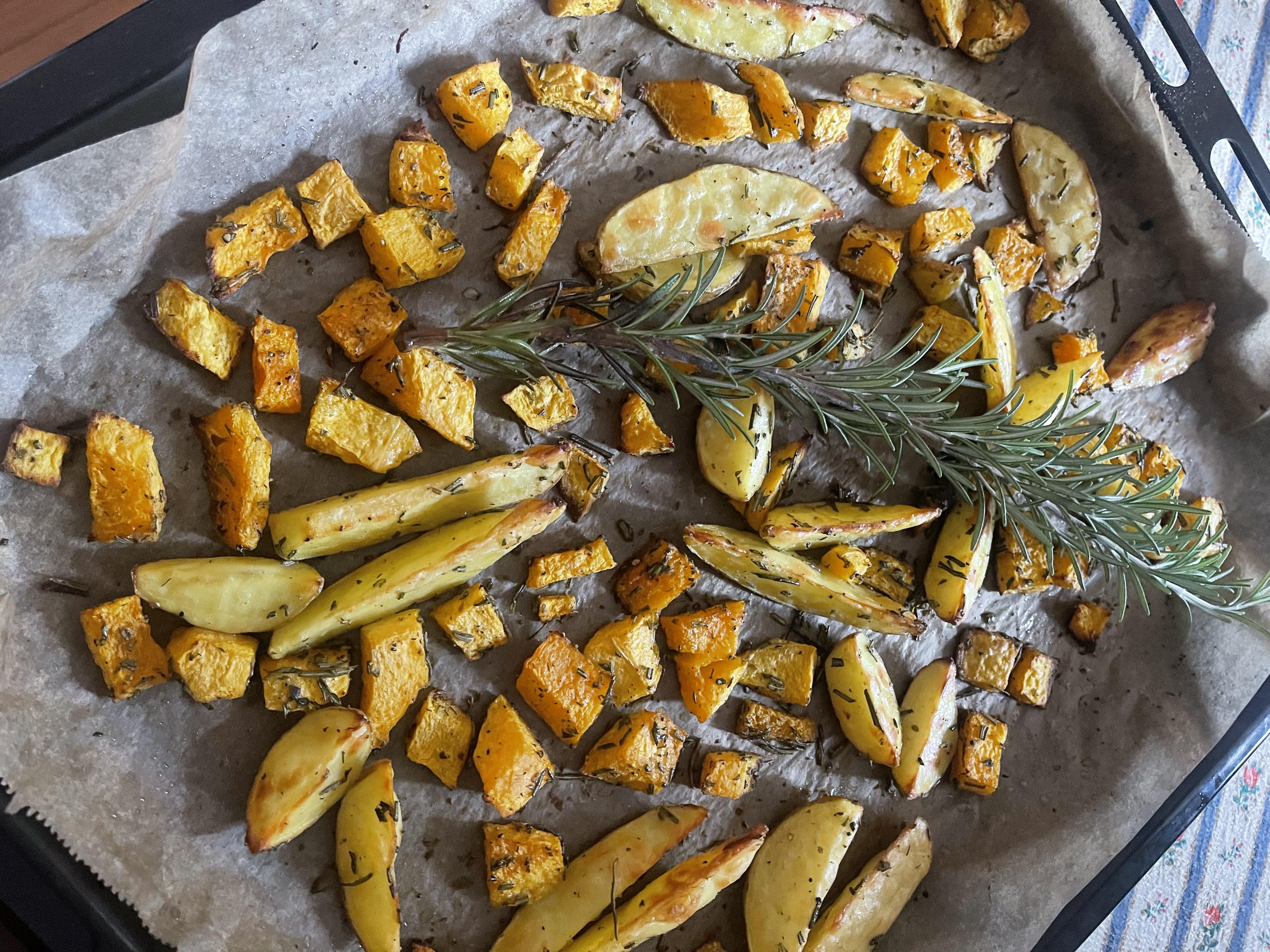 Rosmarin-Petersilienerdäpfel mit Kürbis