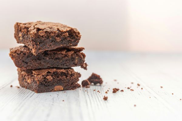 Schoko-Granatapfel Brownies mit Kakaosplittern