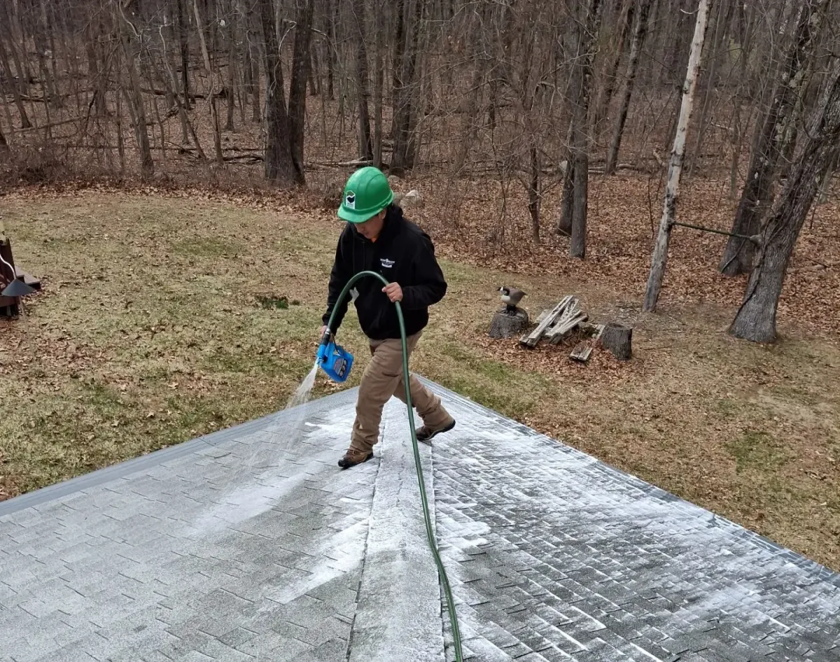 How to clean a shingled roof? Safe & effective methods