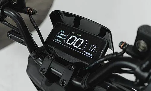 Digitalni zaslon električnega skuterja VeloVoltage Prime z indikatorji hitrosti, stanja baterije in načina vožnje. 