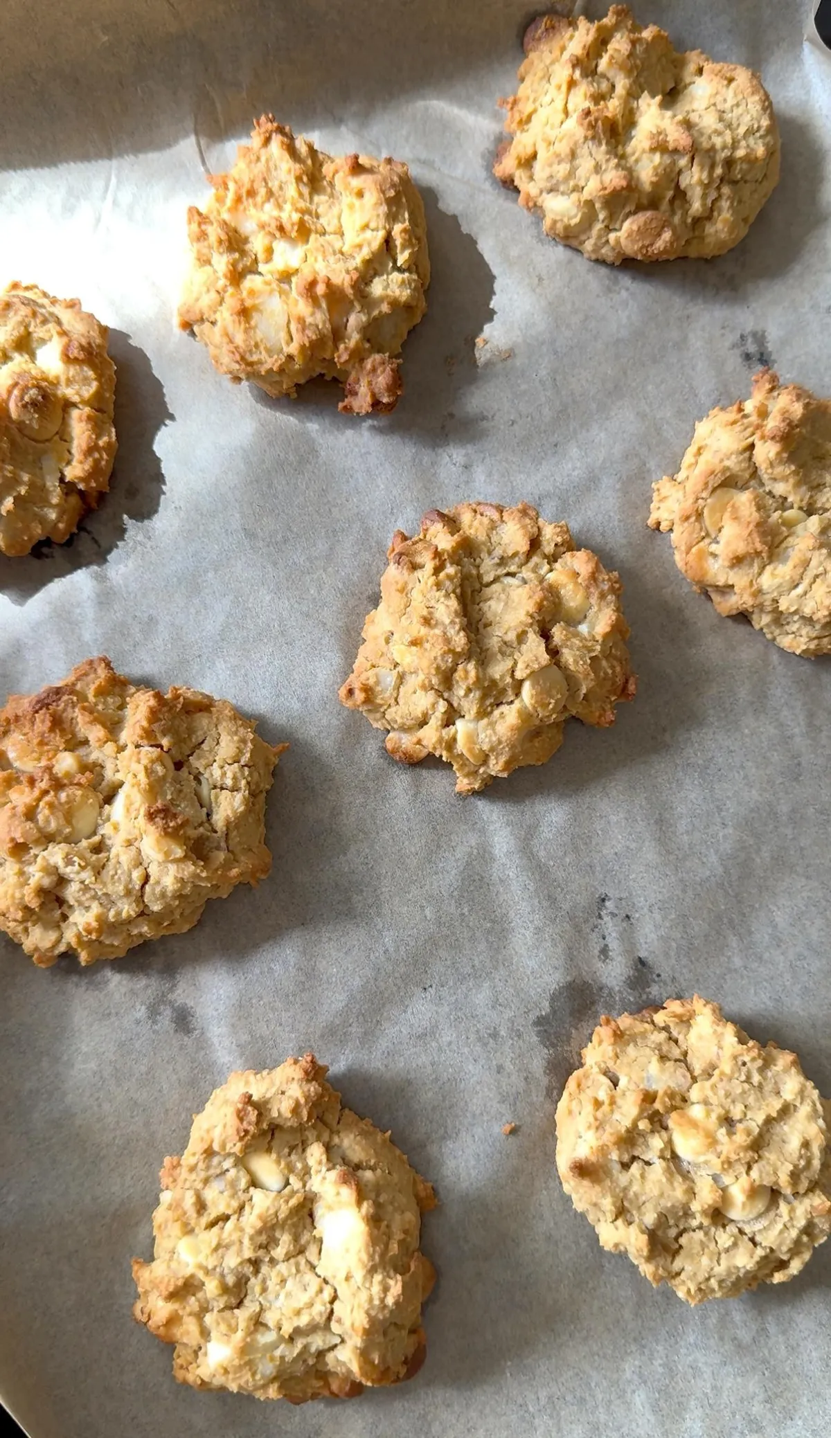White Chic & Macadamia Cookies