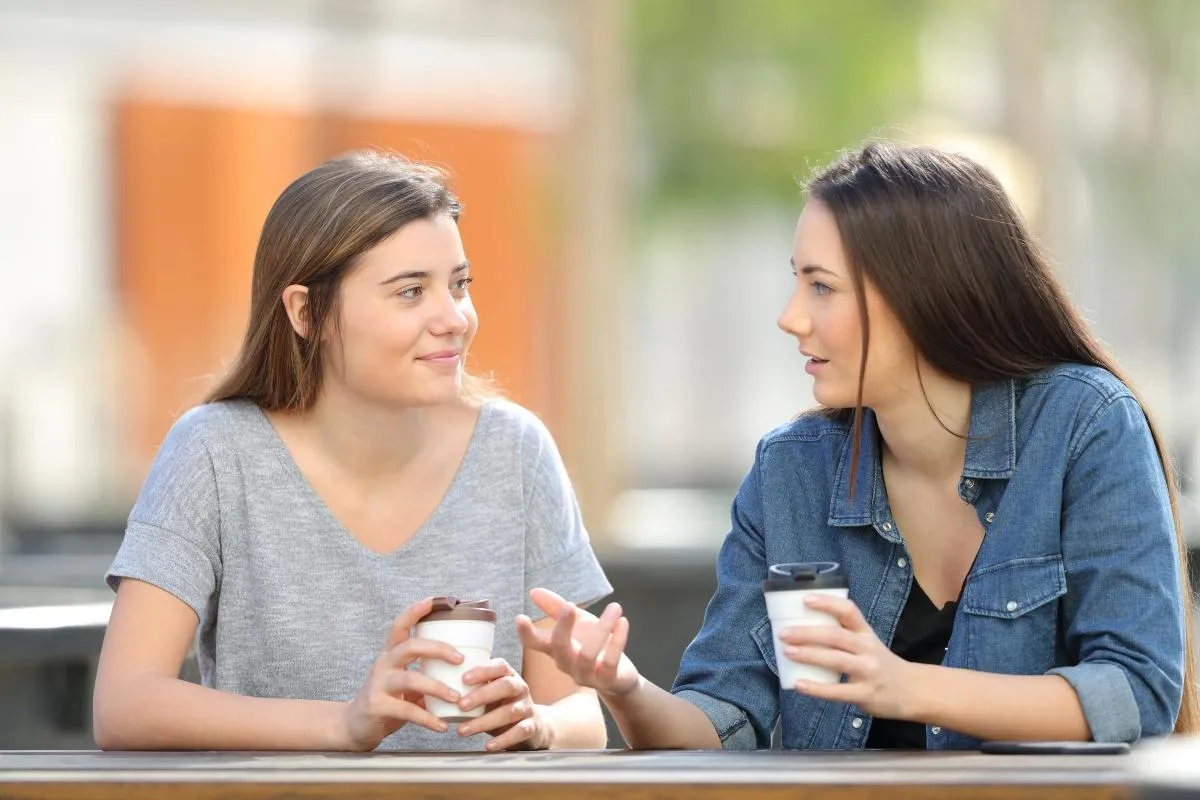 Dos amigas utilizando la comunicación asertiva