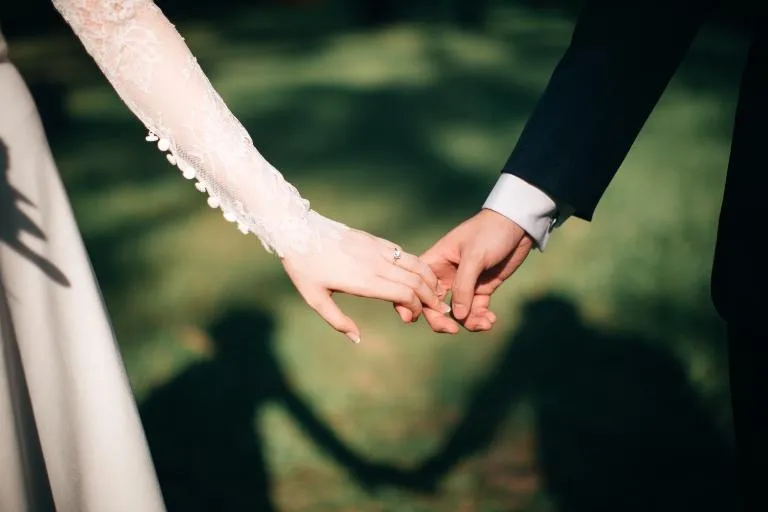 Pareja jovén antes de la noche de boda y luna de miel