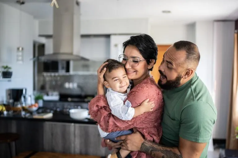 Padre y madre impartiendo educación sexual en la vida cotidiana