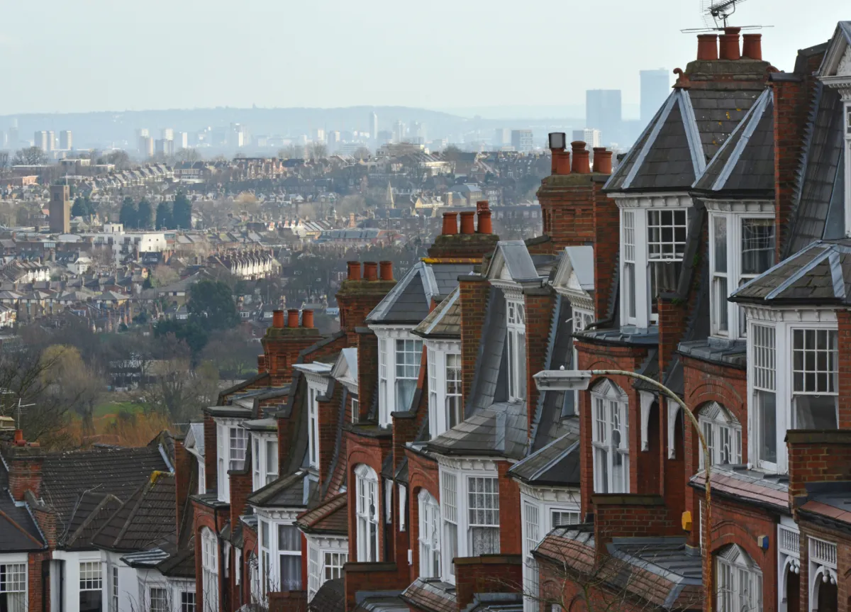 UK House Prices Hit Record £299,331 – What Investors Need to Know
