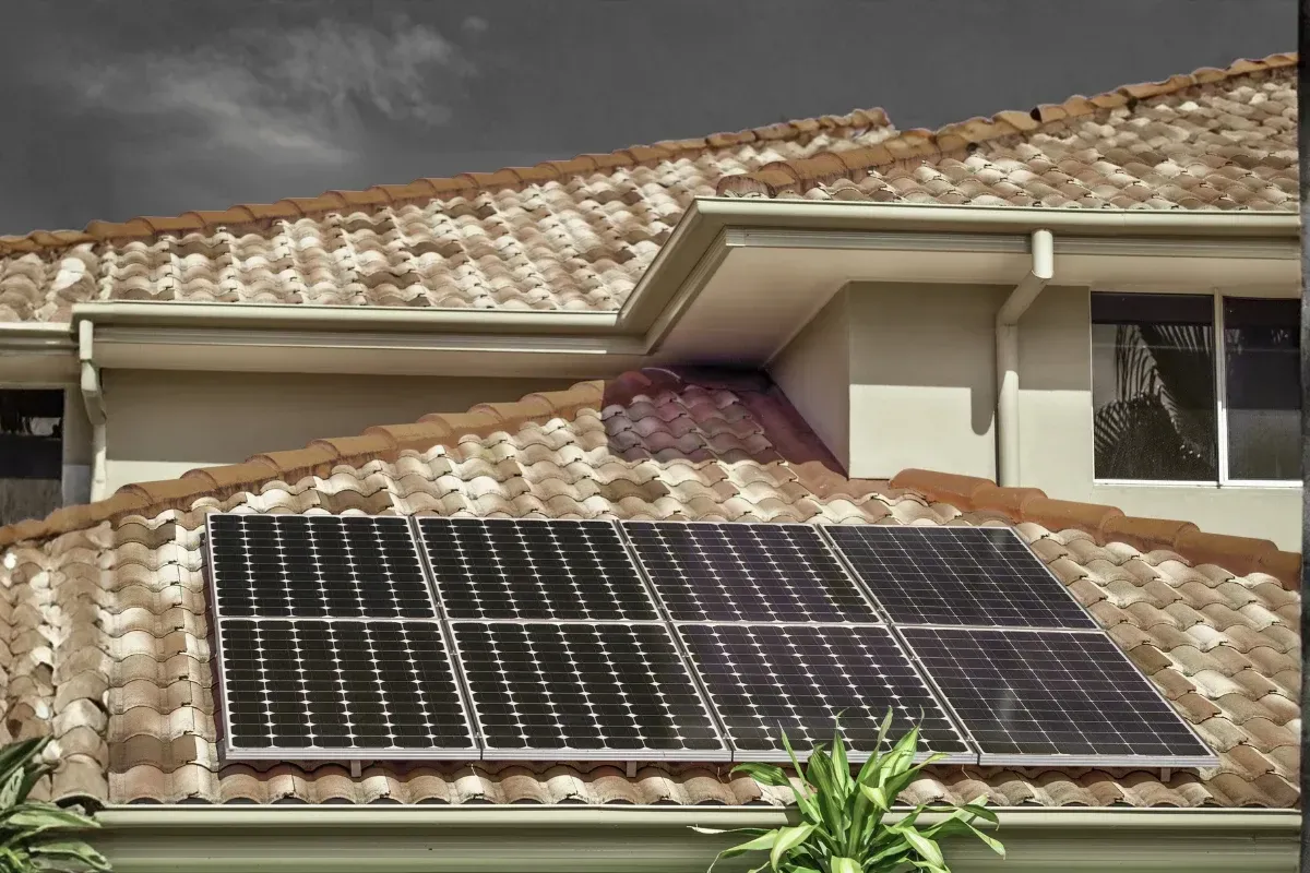 Do Solar Panels Work on Cloudy Days? - Leeds 2025