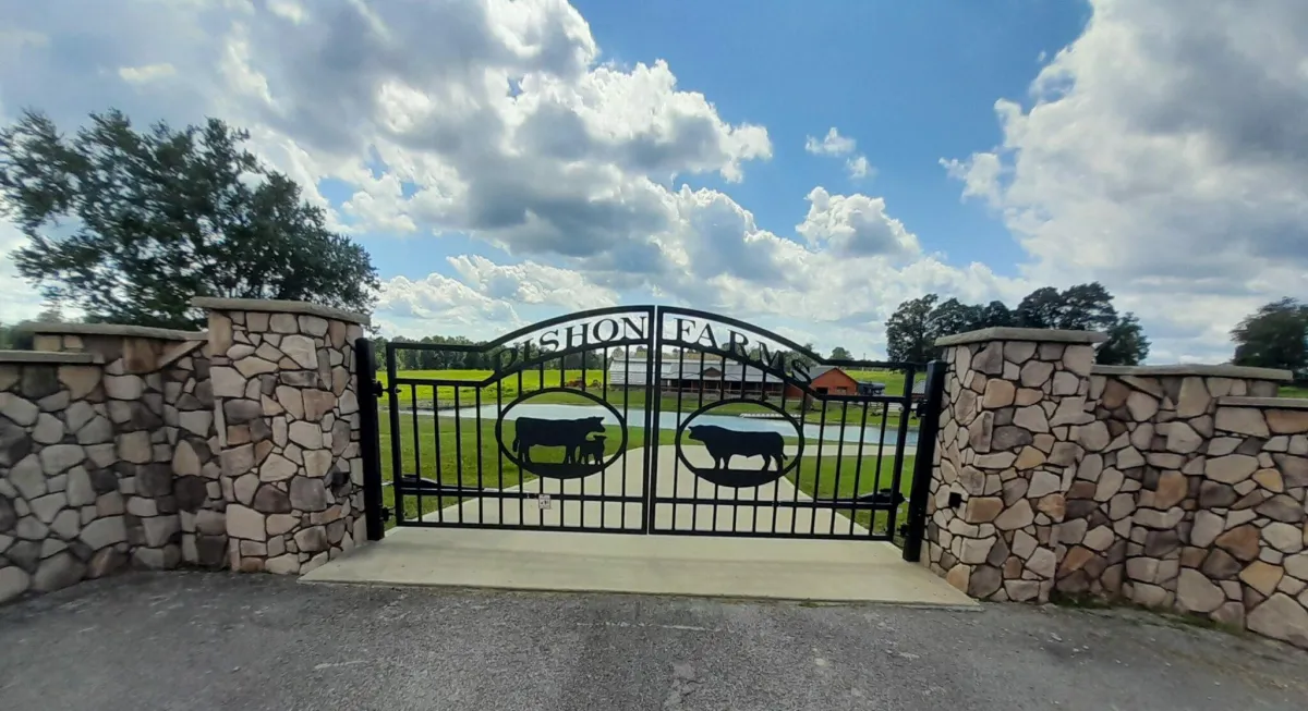 Ranch Style Driveway Entry Gate