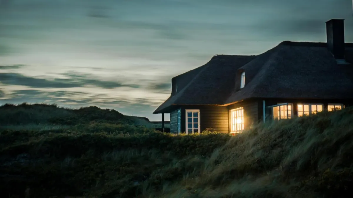 Roof Colors That Blend With the Countryside