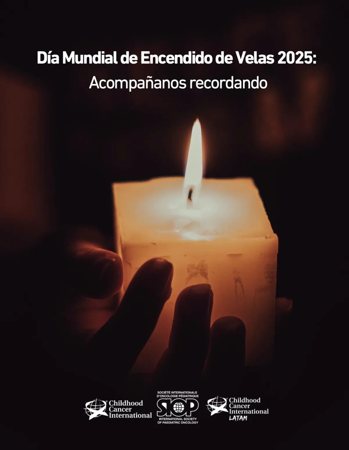 Mano sosteniendo una vela encendida sobre fondo oscuro, símbolo de memoria y solidaridad en el Día Mundial del Encendido de Velas.