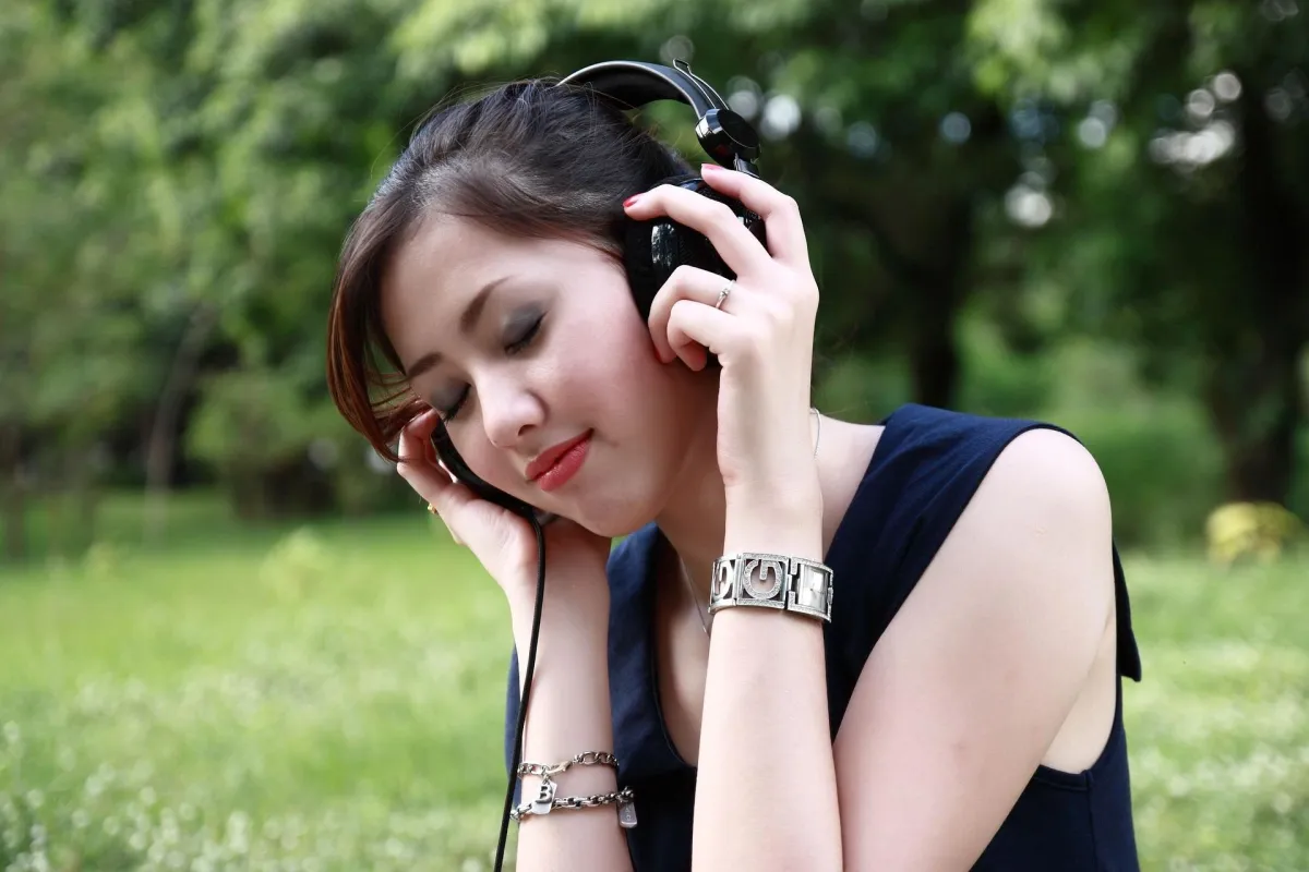 girl with headphones