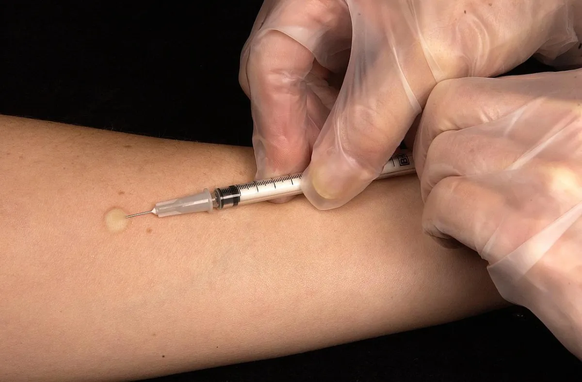 Are weight loss shots safe? Person being injected in the arm..