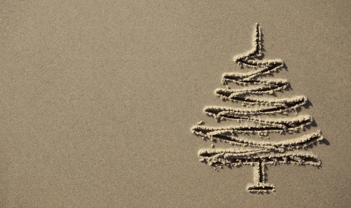 Etching of a christmas tree in the sand