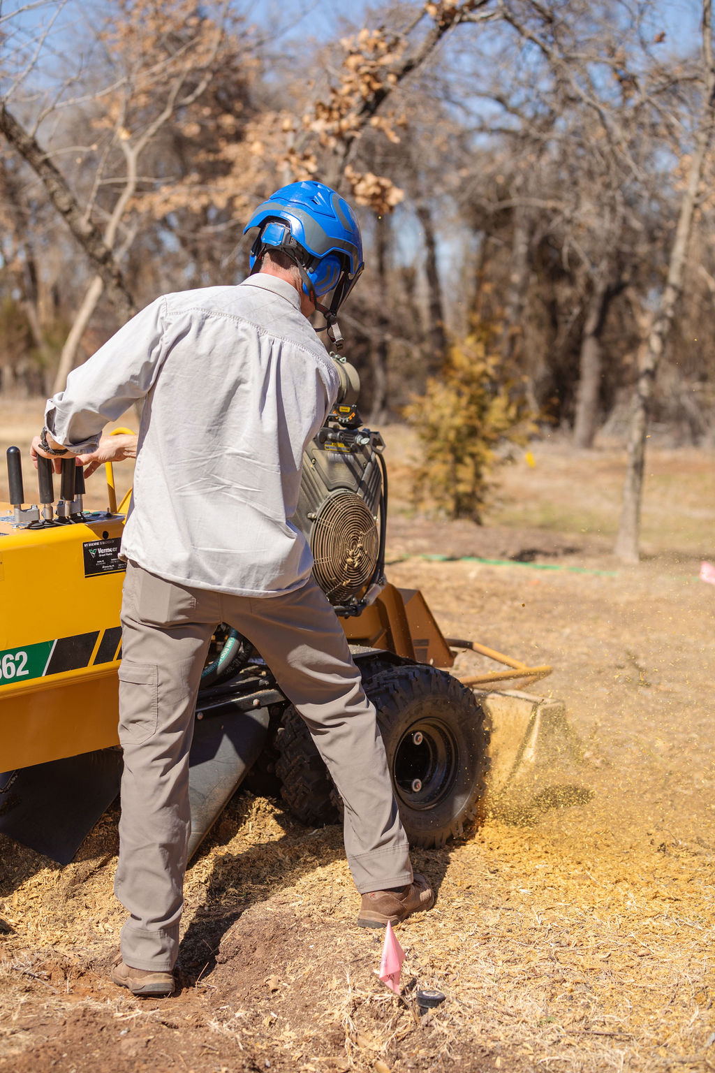 Professional-Operating-Stump-Grinder