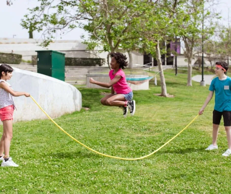 kids playing skipping rope