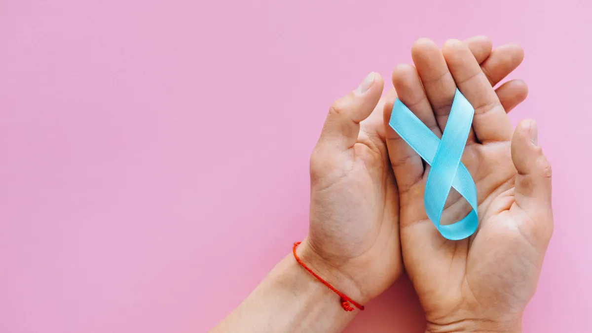 hands holding ribbon for diabetes awareness