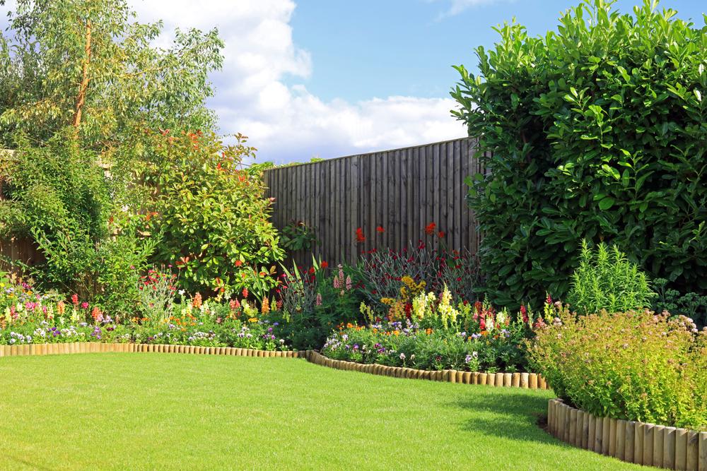 How to Choose a Fence That Complements Your Landscaping
