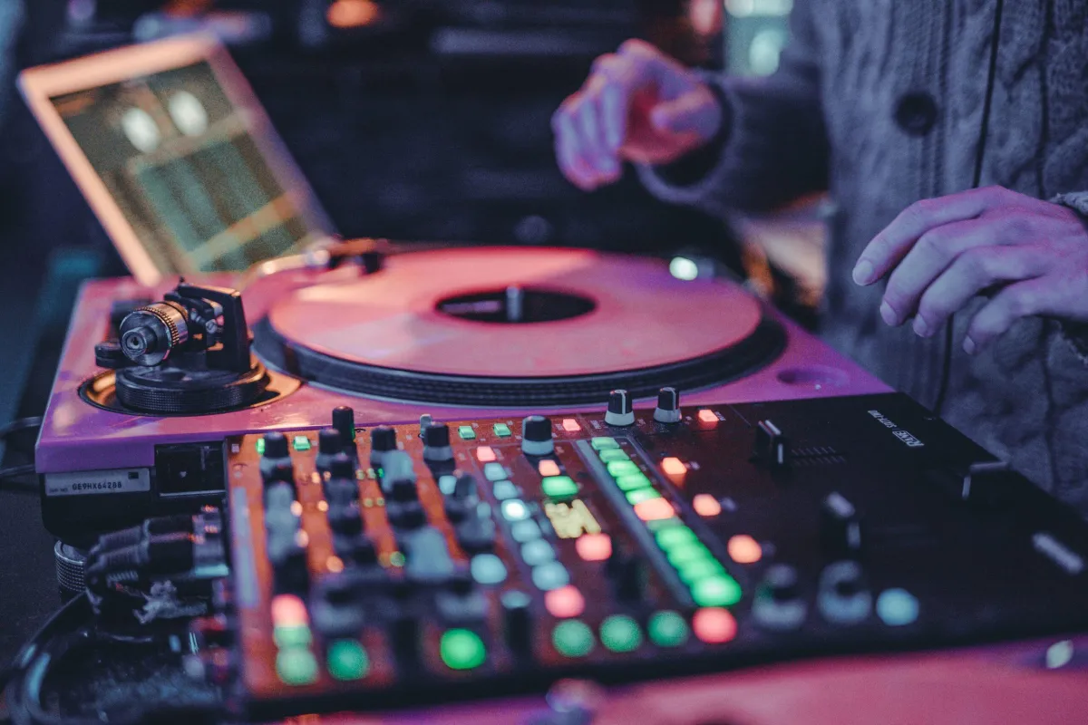 Was kostet ein DJ für Hochzeit? ❤️ Hochzeits-DJ Kosten & Preise 2025