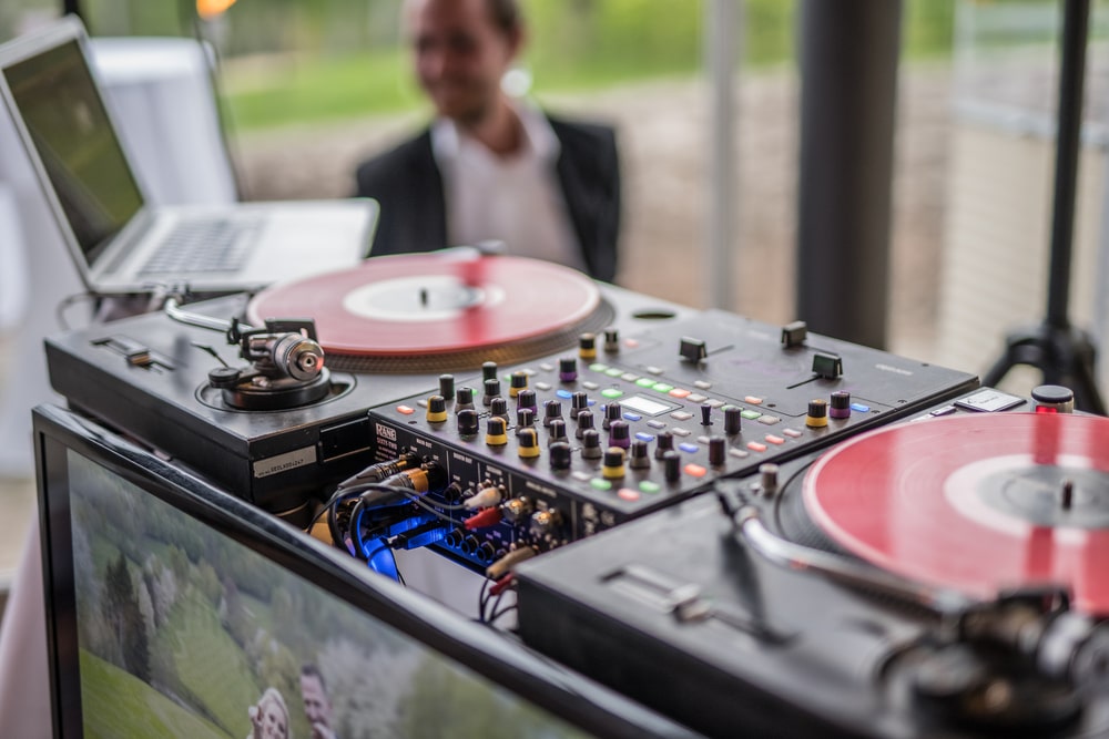 Hochzeits-DJ finden: 3 Tipps für den perfekten DJ für deine Hochzeit