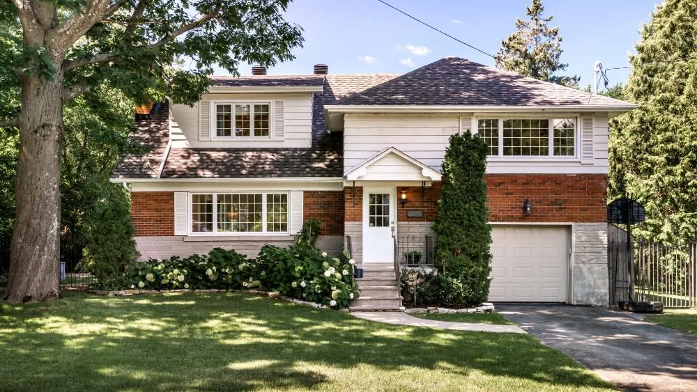 Beautiful Canadian House Luxury Renovated with huge backyard and swimming pool in Montreal’s suburb