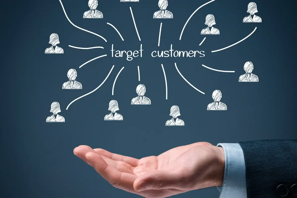 Mano sosteniendo esquemas de clientes objetivo, representando cómo atraer clientes sin pagar anuncios