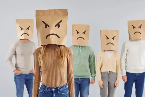 Personas molestas representando cómo las grandes marcas roban clientes.