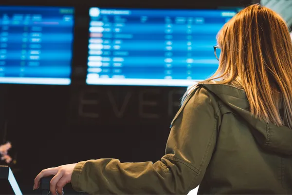 Smart Flight Choices for Solo Women Travelers: Comfort, Confidence & Deals