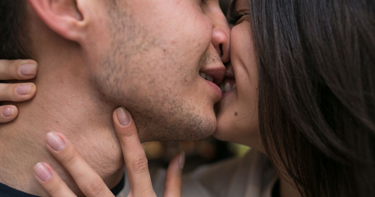 5 πράγματα που θα καταλάβεις για τη σχέση σας από τον τρόπο που… σε φιλά!