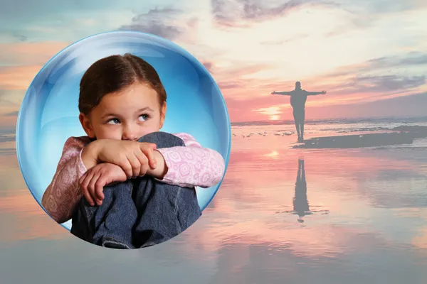 Libertatea copilului vs. iubirea sufocantă. Îl protejezi sau îl închizi într-o colivie invizibilă?