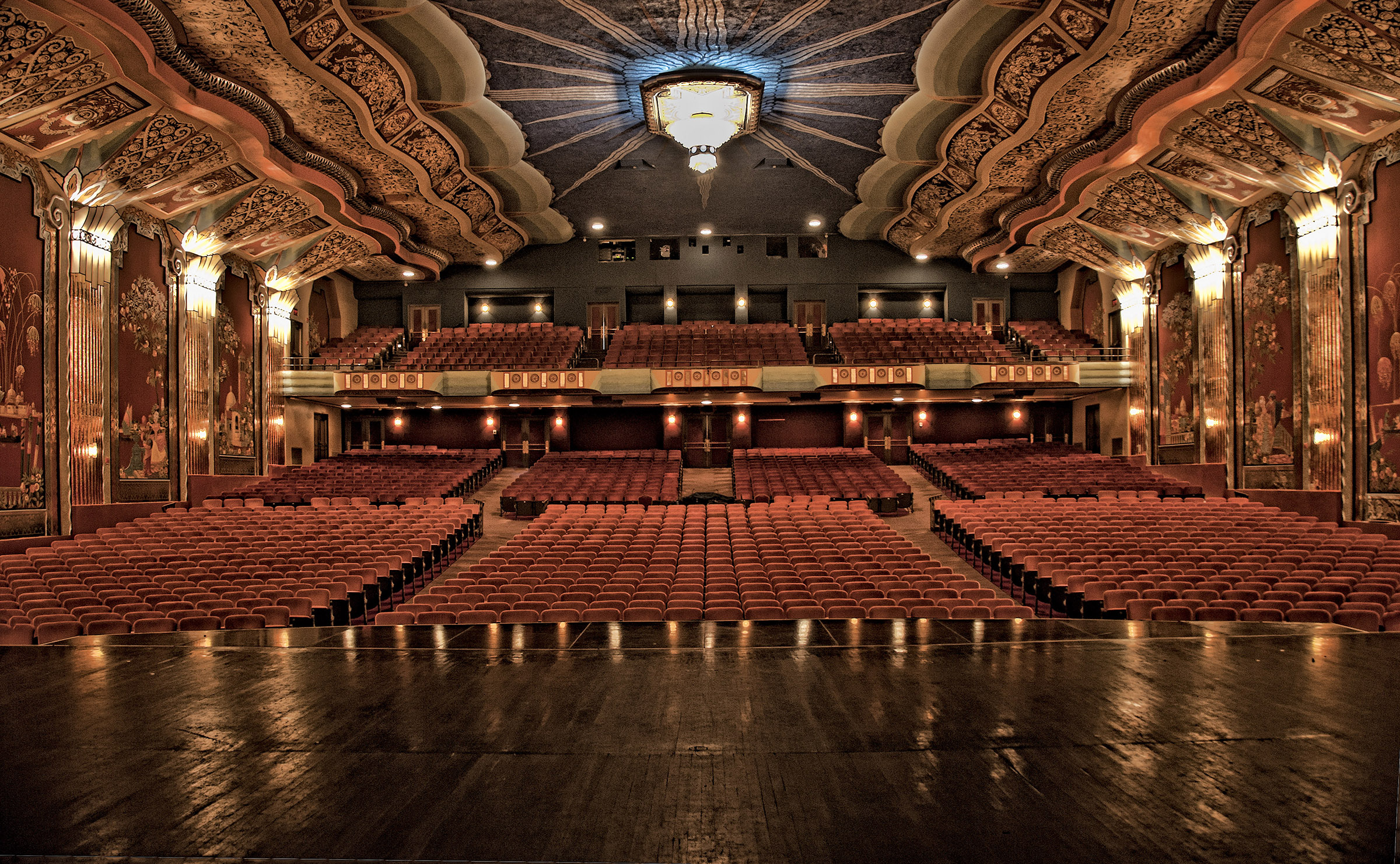 Step Into Showbiz: Discover the Paramount Theatre in Aurora, IL 