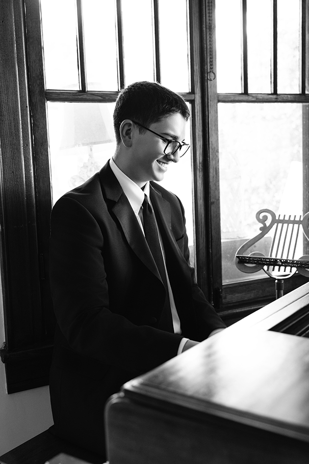 senior boy at grand piano Franklin Tn Misty Westebbe Photography 