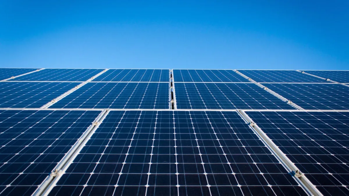¿Por qué cada mes sin paneles solares te cuesta más dinero?