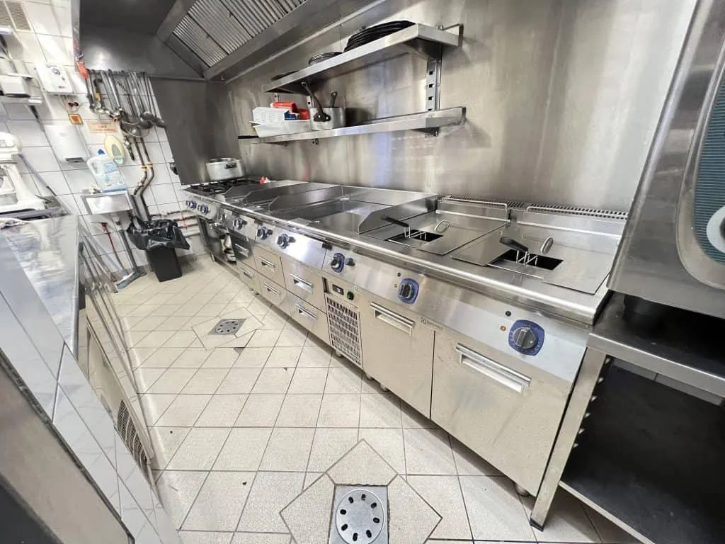 cuisine professionnelle d’un restaurant sur Bouzigues.jpg