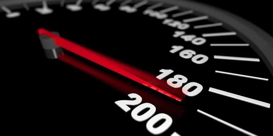 DriveTech - La importancia de regular la velocidad al conducir: ¿Por qué se quiere reducir la velocidad máxima urbana a 50 km/h?