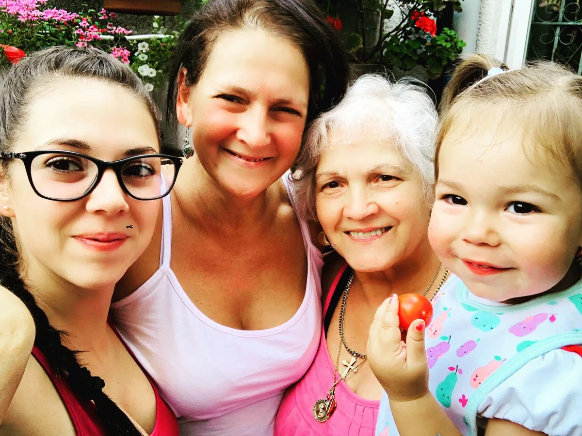 Un ritratto di famiglia a quattro generazioni che racconta l’eredità bilingue di una famiglia italo-inglese. La bisnonna è nata in Sardegna e si è trasferita nel Regno Unito da giovane. Sua figlia, Susanna, è nata in Inghilterra e si è poi trasferita in Italia all'età di 24 anni, dove ha dato alla luce Ginevra. Anche la figlia di Ginevra, Malia, è nata in Italia. Dopo due anni e mezzo, Ginevra e sua figlia si sono trasferite nel Regno Unito. Ogni generazione porta con sé un legame unico con entrambe le lingue e culture — dalla Sardegna all’Inghilterra e ritorno — costruendo una famiglia fondata sull’amore, sulla resilienza e su una connessione bilingue che dura da oltre 60 anni.