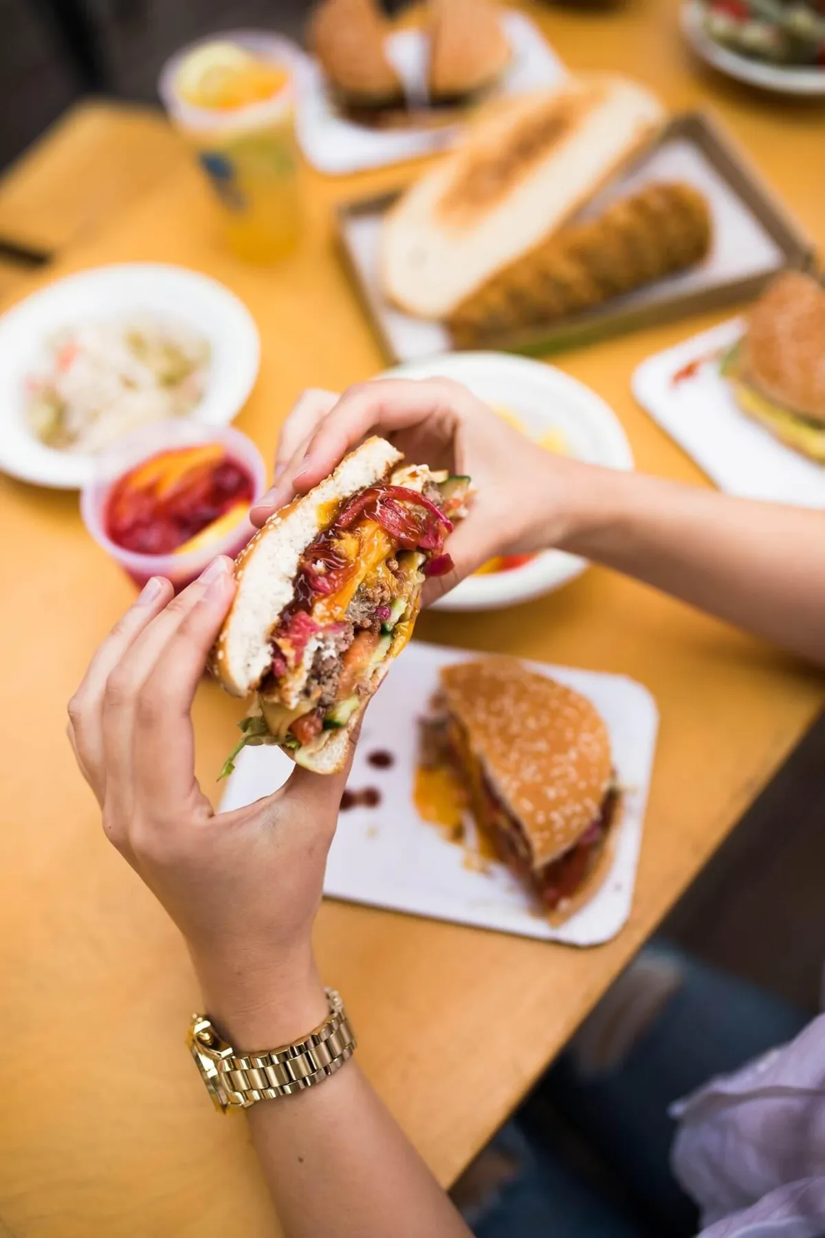 Sajtburger Budapesten – kézműves burger a Duna-parti Wasser étteremben, akár gluténmentes bucival