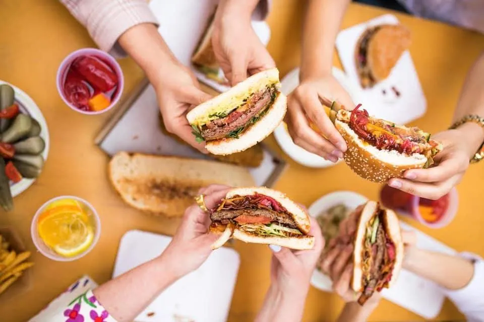 BBQ burger Budapesten – füstös ízek, bacon és cheddar a Duna-parti Wasser étteremben