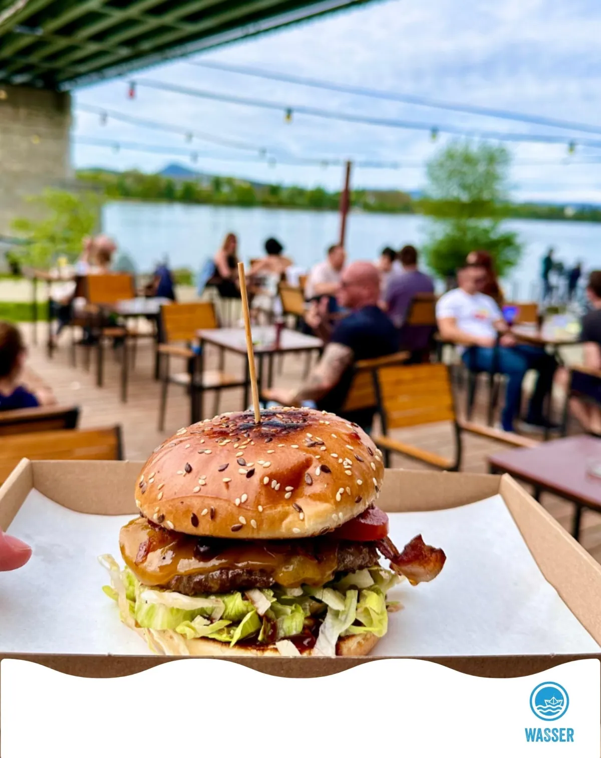 Füstös burger Budapesten – Smoky burger füstölt sajttal és BBQ ízekkel a Duna-parton