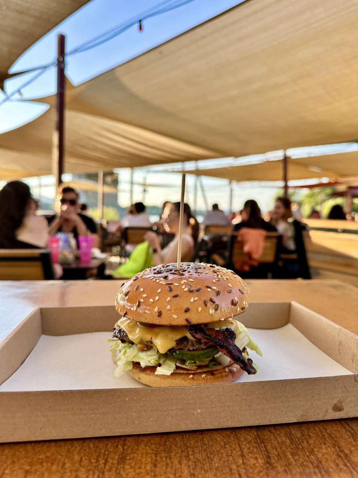 Jalapeno sajtburger Budapesten – csípős kézműves burger baconnel és cheddar sajttal a Duna-parton