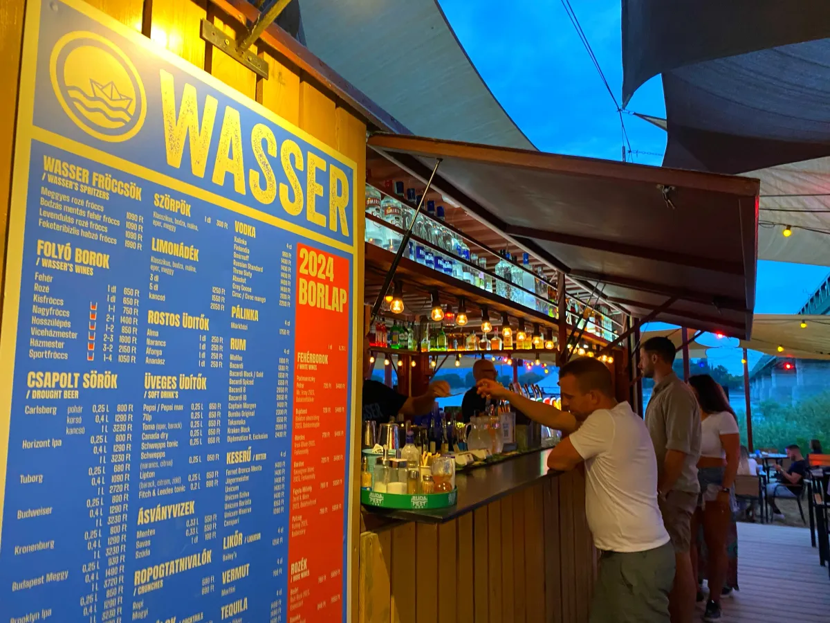 Grillezett kecskesajtos saláta Budapesten – friss, könnyed és különleges vacsora a vízparton