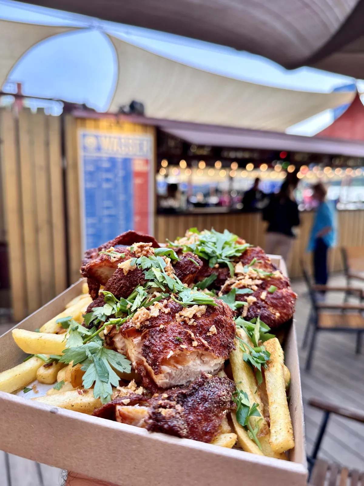 Street food box Budapesten – bundázott csirkecsíkok, szószok és hasábburgonya egy dobozban
