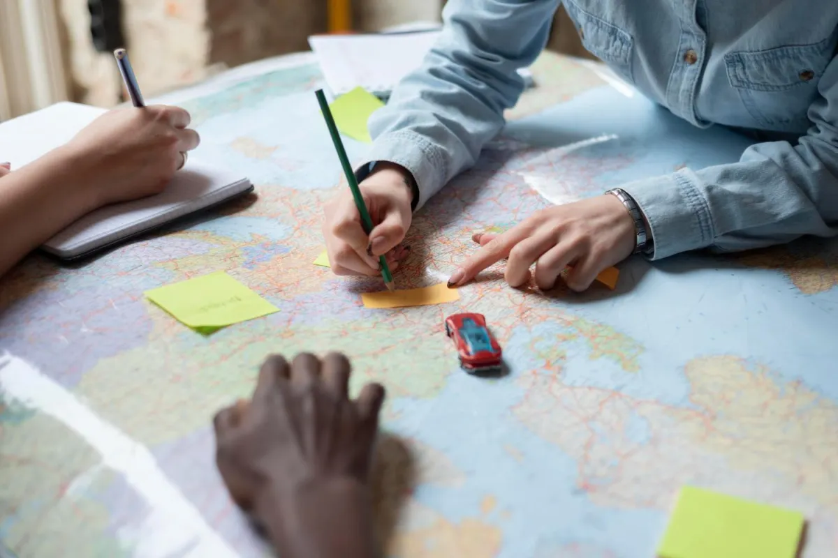 Travel Advisor point at a map