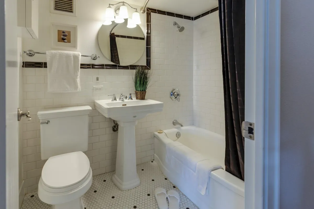 Space-Saving Solutions for Small Bathroom Renovations