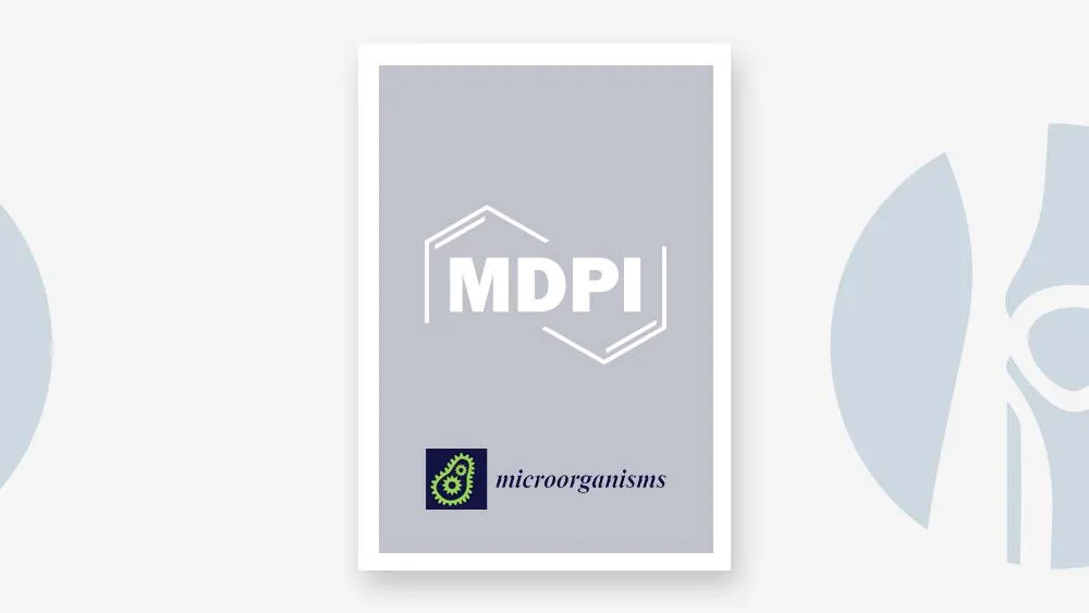 Capa da revista Microorganisms da editora MDPI, com fundo cinzento e o logótipo “MDPI” em destaque ao centro. Na parte inferior, o logótipo verde e azul da Microorganisms indica a publicação científica.