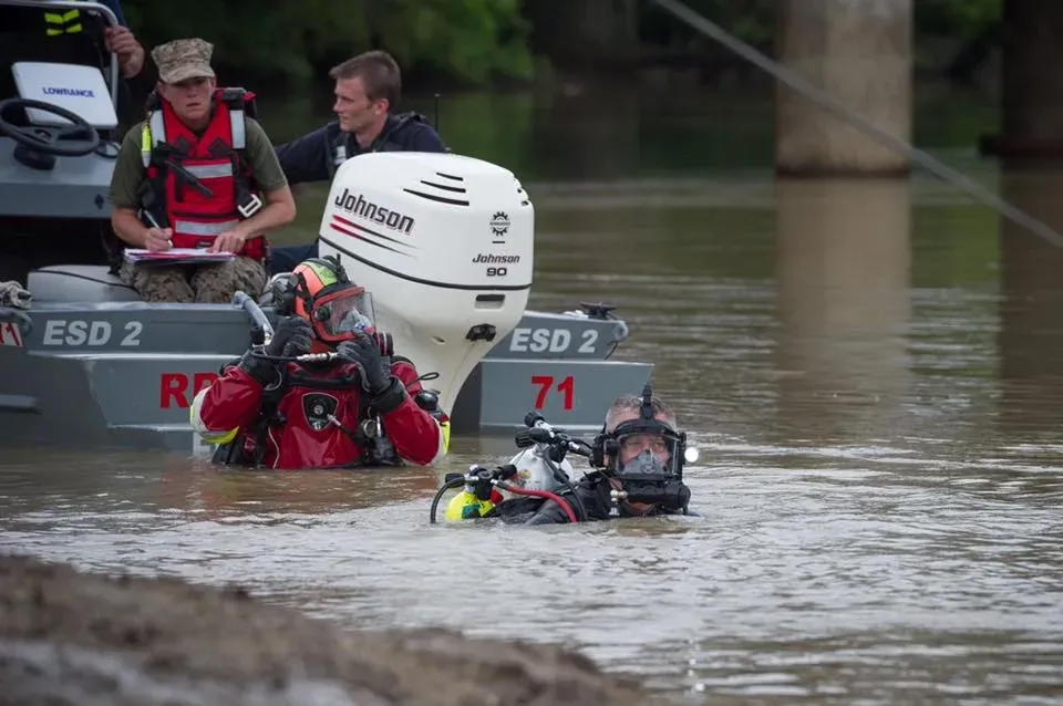 Underwater drill showcasing teamwork among TXPSD volunteer divers