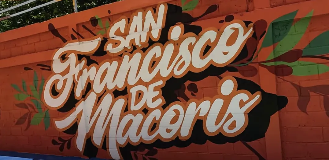 El nombre San Francisco de Macoris pintando en una pared.