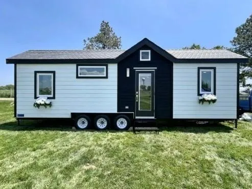 Tiny RV Athena Penelope 32' Model