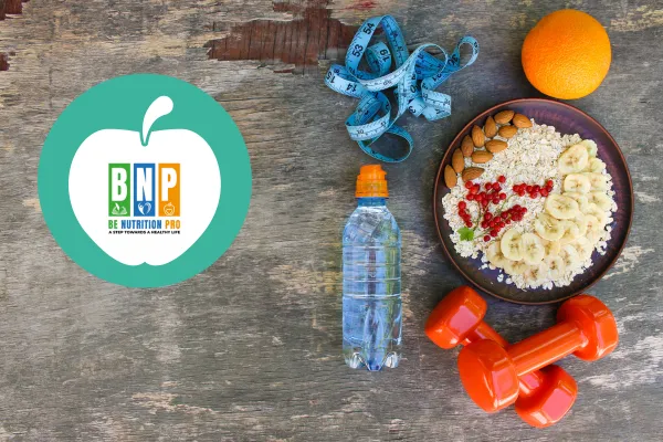 صورة غلاف تعرض وجبة صحية تتضمن طبقًا يحتوي على خضروات طازجة، دجاج مشوي، وحبوب كاملة على خلفية بيضاء، مع كأس ماء ومفكرة تخطيط وجبات، مصممة بشكل بسيط وملون لتعبر عن التغذية الصحية